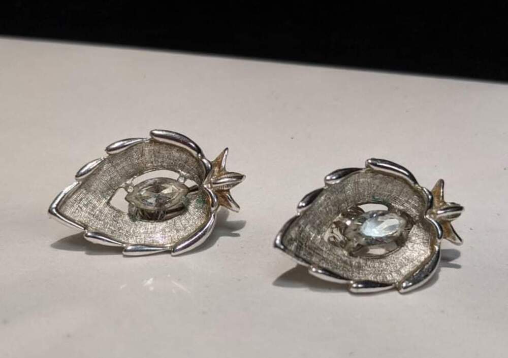Sarah Coventry Silver Leaf Clear Gem Clip ons Vintage Silvertone Earrings